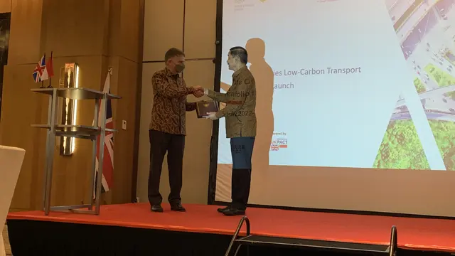 Duta Besar Owen Jenkins dan Hendro Sugiatno Dirjen Perhubungan Darat, Kementerian Perhubungan dalam peluncuran proyek kerjasama di bidang transportasi hijau pada Selasa (5/7/2022).