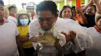 Walikota di Meksiko menikahi buaya betina sebagai bagian dari ritual panen. (Sumber: Sky News)