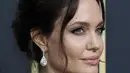 Sudah setahun belakangan ini, Jolie memang berperan ganda menjadi ibu sekaligus ayah bagi keenam buah hatinya. Tak heran jika anak-anaknya lebih dekat dengannya ketimbang dengan Brad Pitt. (AFP/Frederick M.Brown)