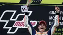 Marc Marquez merayakan kemenangan di Katalunya (JOSEP LAGO / AFP)