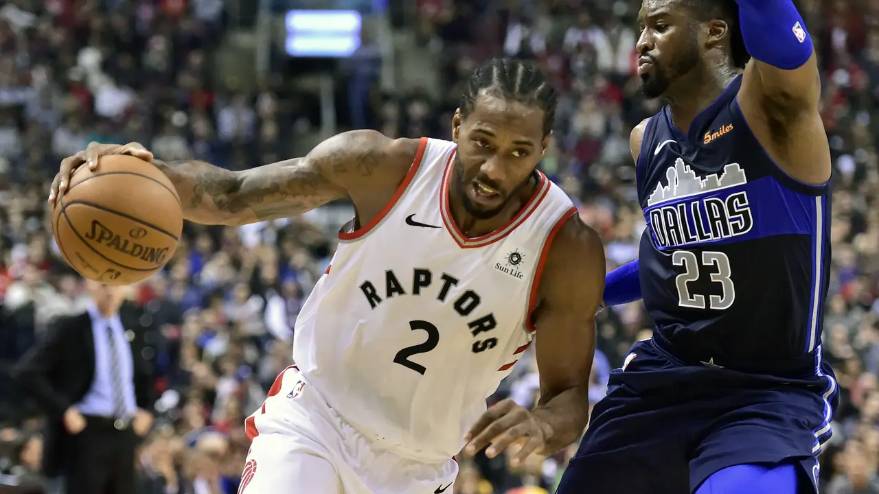 Aksi Kawhi Leonard (no 2) saat Raptors mengalahkan Mavericks