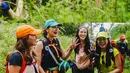 4 sahabat ini memulai pendakian Gunung Prau dengan baju outdoor yang nyaman dan santai [@lunamaya]