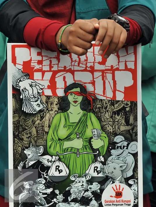 Mahasiswa membawa poster saat melakukan Aksi di depan Gedung DPR-MPR, Senayan, Jakarta, Selasa (23/2/2016). Dalam Aksinya mereka menuntut "Menolak Revisi UU KPK". (Liputan6.com/Johan Tallo)