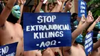 Anggota Persaudaraan Alpha Phi Omega (APO) melakukan aksi telanjang di Universitas Filipina (UP), Manila, Jumat (25/11). Demonstran memprotes pemakaman Ferdinand Marcos di Libingan ng mga Bayani (Taman Makam Pahlawan). (REUTERS / Ezra Acayan)