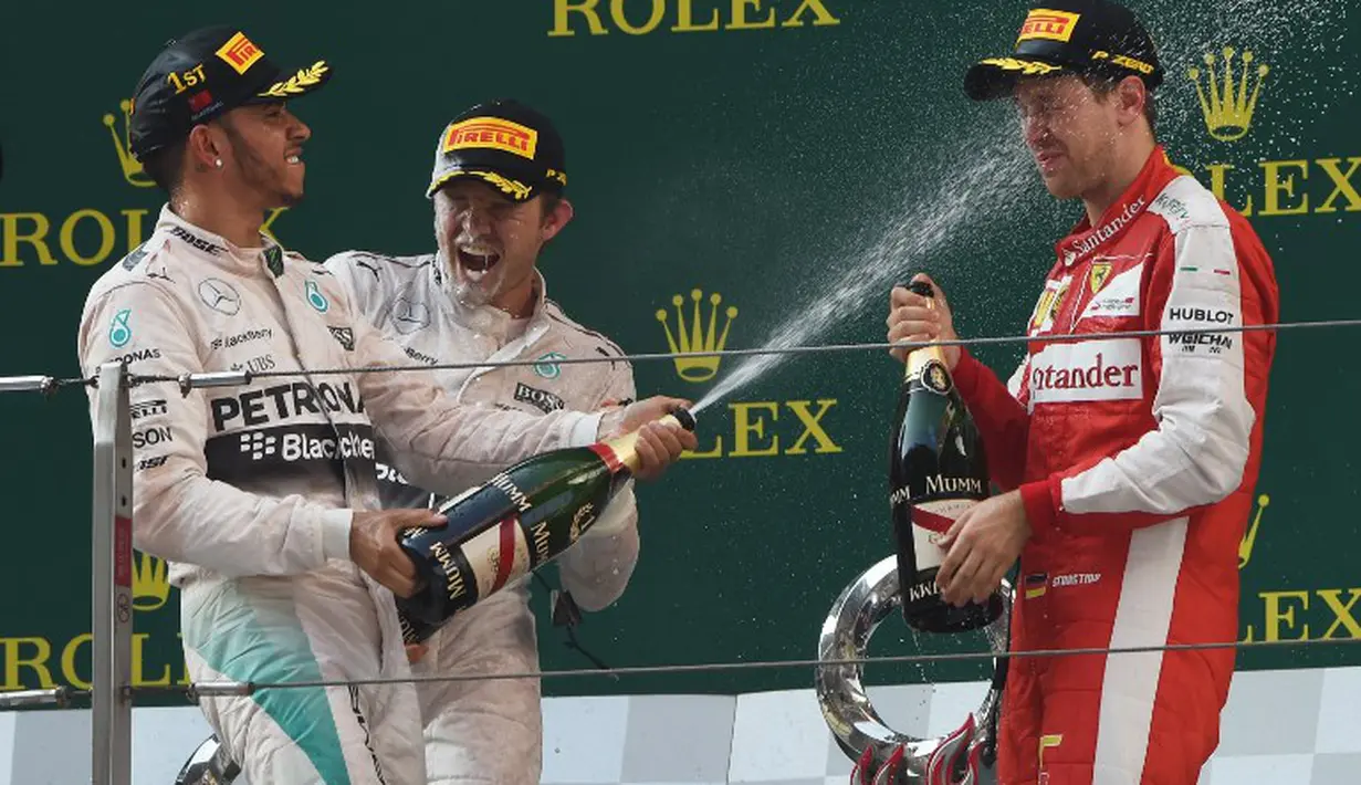 Sebastian Vettel pun tak luput dari keusilan Lewis Hamilton