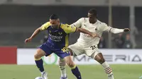 Gianluca Caprari dari Hellas Verona, kiri, dan Pierre Kalulu dari AC Milan berebut bola dalam pertandingan sepak bola Serie A antara Hellas Verona dan AC Milan di Stadion Marcantonio Bentegodi, Verona, Italia, Minggu 8 Mei 2022. (Paola Garbuio/LaPresse melalui AP)