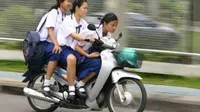 Anak sekolah bonceng motor tiga (Sumber: Instagram/awreceh.id)