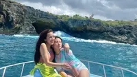 Beby Tsabina dan Cassandra Lee menikmati liburan di Bali (Foto: Instagram/@bebytsabina)