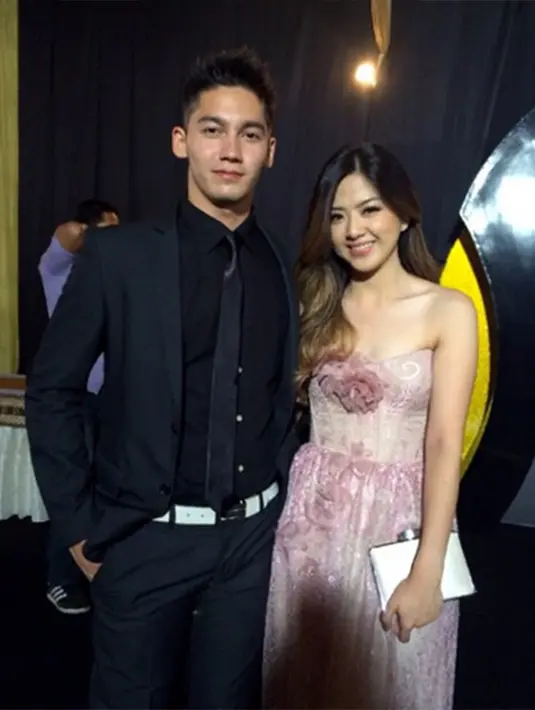 Namun, tak banyak yang diinfokan oleh Ati saat dikorek keterangan tentang proses lamaran yang dilakukan.  (Via Instagram/@samuel_zylgwyn)