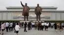 Sejumlah warga mengunjungi Mansu Hill untuk memberi penghormatan terhadap patung-patung perunggu dari Kim Il-sung dan Kim Jong-il pada peringatan 26 tahun kematian Kim Il-sung di Pyongyang, Korea Utara, Rabu (8/7/2020). (AP Photo/Cha Song Ho)