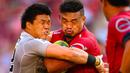 Pemain Queensland Reds, Hendrik Tui (kanan)  berebut bola dengan pemain Sunwolves, Harumichi Tatekawa (kiri) pada laga Super Rugby di Suncorp Stadium, Brisbane, (21/5/2016). (AFP/Patrick Hamilton)