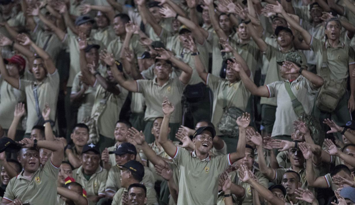 Dengan penuh keceriaan para anggota TNI mendukung tim PS TNI pada laga Piala Jenderal Sudirman melawan Pusam Borneo FC di Stadion Gelora Delta Sidoarjo, Jawa Timur, Rabu (18/11/2015). (Bola.com/Vitalis Yogi Trisna)