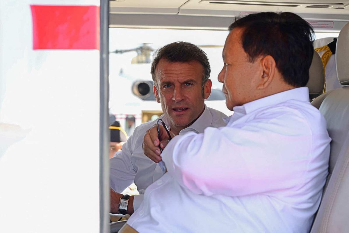 Prabowo dan Presiden Prancis Emmanuel Macron satu helikopter menuju Akmil Magelang