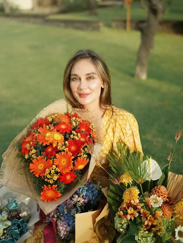 Ulang Tahun ke-39, Ini 5 Potret Luna Maya Rayakan Bersama Ibu yang Tampil Menawan