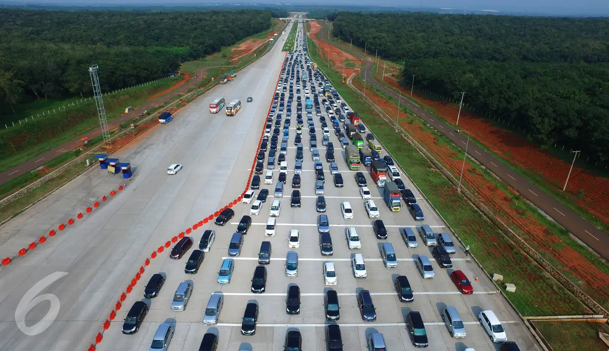 Pantauan udara arus balik libur panjang di tol Cikopo, Jawa Barat, Minggu (27/3).Kepadatan kendaraan tetap didominasi oleh kendaraan pribadi. (Liputan6.com/Muhammad Husni)