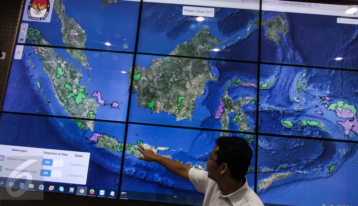 Komisioner KPU Ferry Kurnia Rizkiyansyah memantau Sistem Informasi Penghitungan Suara (Situng) Pilkada Serentak 2017 di ruang monitoring KPU Pusat, Jakarta, Jumat (17/2). Pemantauan berdasarkan scan formulir C1 disetiap TPS. (Liputan6.com/Faizal Fanani)