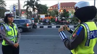 Aksi 2 Polwan Berparas Manis Bikin Pemudik di Pantura Gagal Fokus