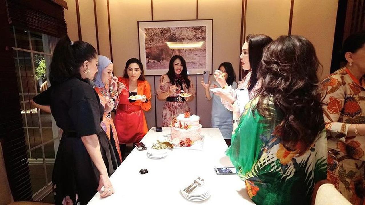 6 Potret Ulang Tahun Elizabeth Kardinal Ibu Mertua Chelsea Islan, Dirayakan Meriah Bersama Sosialita Ibukota - Dihadiri Ashanty