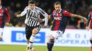 Pergerakan pemain Juventus, Alvaro Morata, berusaha dihentikan pemain Bologna, Domenico Maietta, dalam laga Serie A Italia di Stadion Renato Dall'Ara, Bologna,Sabtu (20/2/2016) dini hari WIB. (EPA/Giorgio Benvenuti)