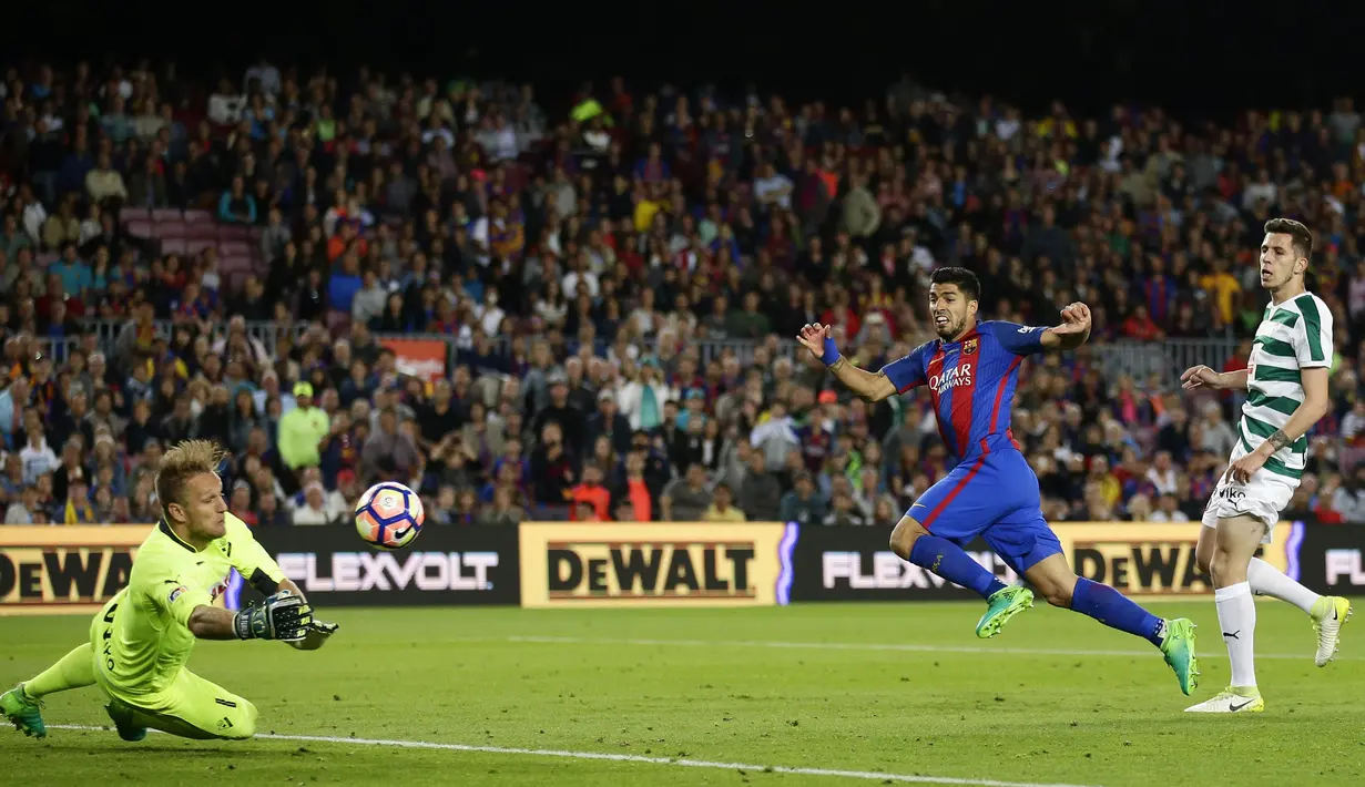 Kiper Eibar, Yoel, berusaha menghalau tendangan striker Barcelona, Luis Suarez pada laga pekan terakhir La Liga di Camp Nou, Minggu (21/5/2017). Barcelona menang 4-2. (AP/Manu Fernandez)