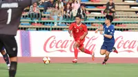 Bek Timnas Indonesia U-22, Ilham Rio Fahmi berusaha melewati pemain Filipina, Jacob Agustin Reyes pada laga pertama Grup A SEA Games 2023 di Olympic Stadium, Phnom Penh, Kamboja, Sabtu (29/4/2023). (Bola.com/Abdul Aziz)