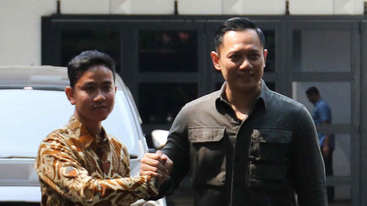 Wali Kota Solo, Gibran Rakabuming Raka menemui Ketua Umum Partai Demokrat Agus Harimurti Yudhoyono (AHY) pada Minggu (22/10/2023). Pertemuan berlangsung di Jalan Prapanca Nomor 10 Jakarta atau kediaman AHY.