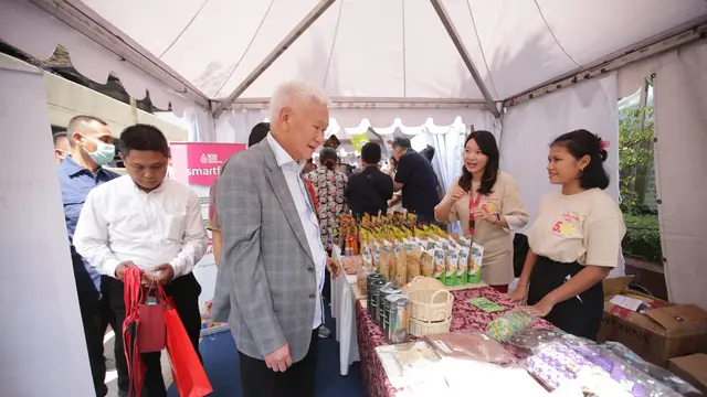 Board Member Sinar Mas Muktar Widjaja mengunjungi anjungan mitra binaan Sinar Mas dalam Tjipta UMKM Fair 5.0 di Jakarta (03/09/2023). (Dok Sinar Mas)