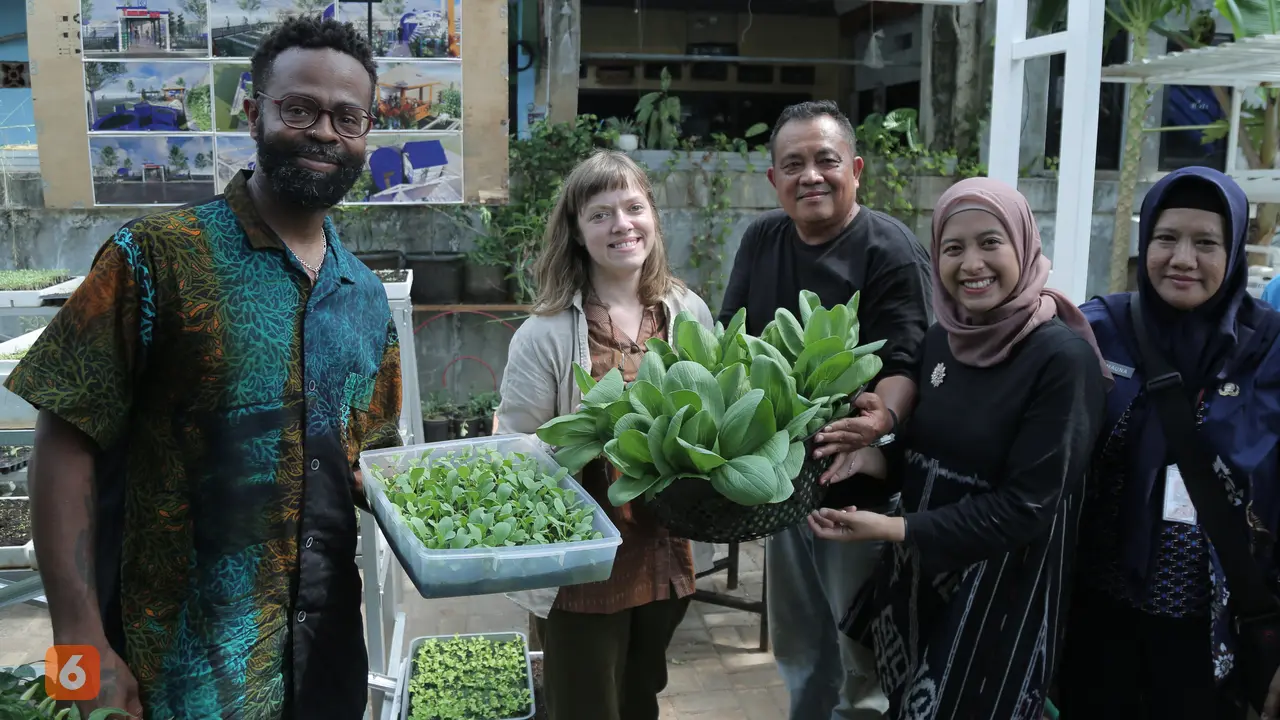 Denzel Mitchell, praktisi urban farming (perkebunan kota) dari Maryland, berfoto dengan hasil tanaman urban farming di KUA Cempaka Putih, Jakarta Pusat.