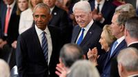 Mantan Presiden Amerika Serikat Barack Obama (kiri) bersama Bill Clinton tiba untuk upacara pelantikan di mana Donald Trump akan diambil sumpahnya sebagai Presiden AS ke-47 di Rotunda Gedung Kongres AS di Washington DC, pada 20 Januari 2025. (Julia Demaree Nikhinson/AFP)
