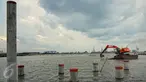 Alat berat mengeruk lumpur dan memasang tiang pancang untuk proyek pembangunan tembok penahan rob ( Giant Wall Sea ) di Kawasan Tambak Lorok Semarang, Jumat ( 12/2). (Gholib)