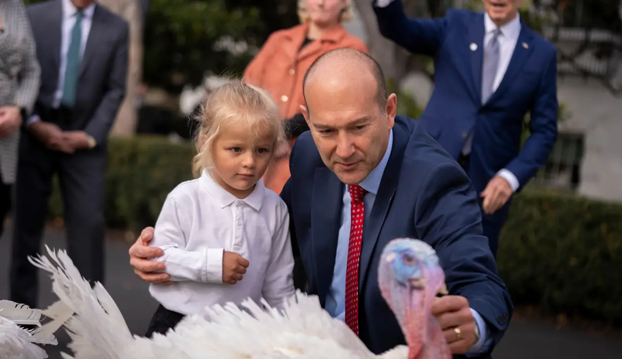 Pada tahun 2022, Biden mengampuni kalkun bernama Chocolate dan Chip. Biden mengampuni dua kalkun Indiana, bernama Peanut Butter dan Jelly, tahun sebelumnya.(AP Photo/Andrew Harnik)