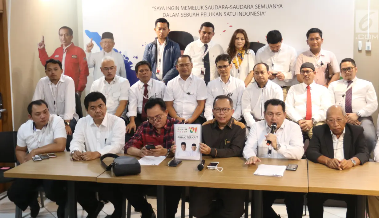 Direktur Hukum dan Advokasi TKN Ade Irfan Pulungan (dua kanan) memberi keterangan di Jakarta, Senin (17/6/2019). Tim Hukum Jokowi-Amin akan mengajukan jawaban permohonanan Prabowo-Sandi dalam sidang  sengketa hasil Pilpres 2019. (Liputan6.com/Angga Yuniar)