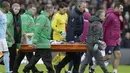 Pemain Manchester City, Kevin De Bruyne mendapat perawatan medis setelah mengalami cedera saat melawan Crystal Palace pada lanjutan Premier League di Selhurst Park, London, (31/12/2017). Palace tahan Manchester City tanpa gol. (AP/Tim Ireland)