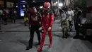 Pebalap Scuderia Ferrari, Charles Leclerc berjalan kembali menuju pit lane setelah mobilnya mengalami masalah mesin saat Formula 1 GP Bahrain 2023 yang berlangsung di Sirkuit Internasional Bahrin, Sakhir, Minggu (05/03/2023) WIB. (AP Photo/Ariel Schalit)