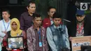 Keluarga dua mahasiswa Tewas di Kendari didampingi penyidik Komisi Pemberantasan Korupsi (KPK) Novel Baswedan (kanan) saat mendatangi Gedung KPK, Jakarta, Kamis (12/12/2019). Mereka meminta dukungan agar para pelaku penembakan segera terungkap. (merdeka.com/Dwi Narwoko)