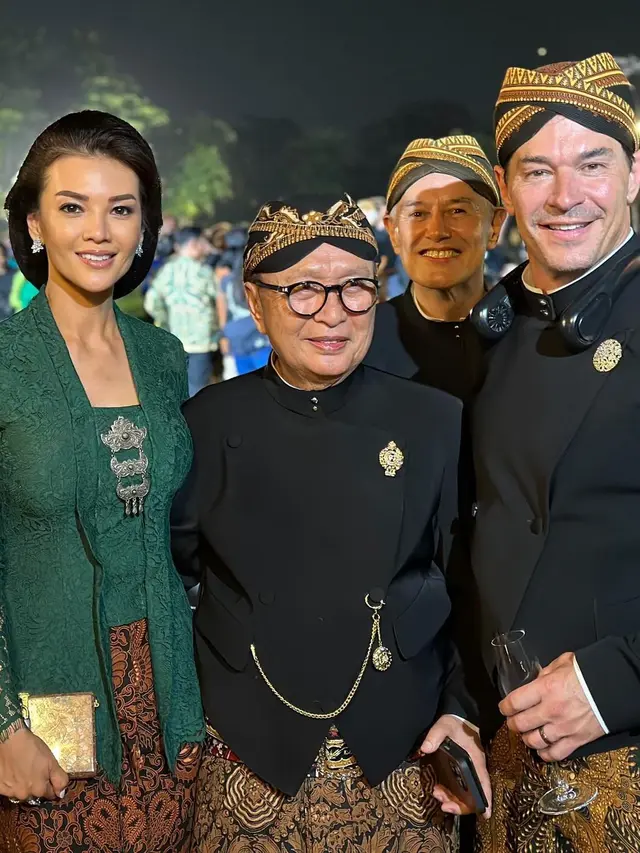 Potret cantik Farah Quinn kenakan kebaya (Sumber: Instagram/@farahquinnofficial)