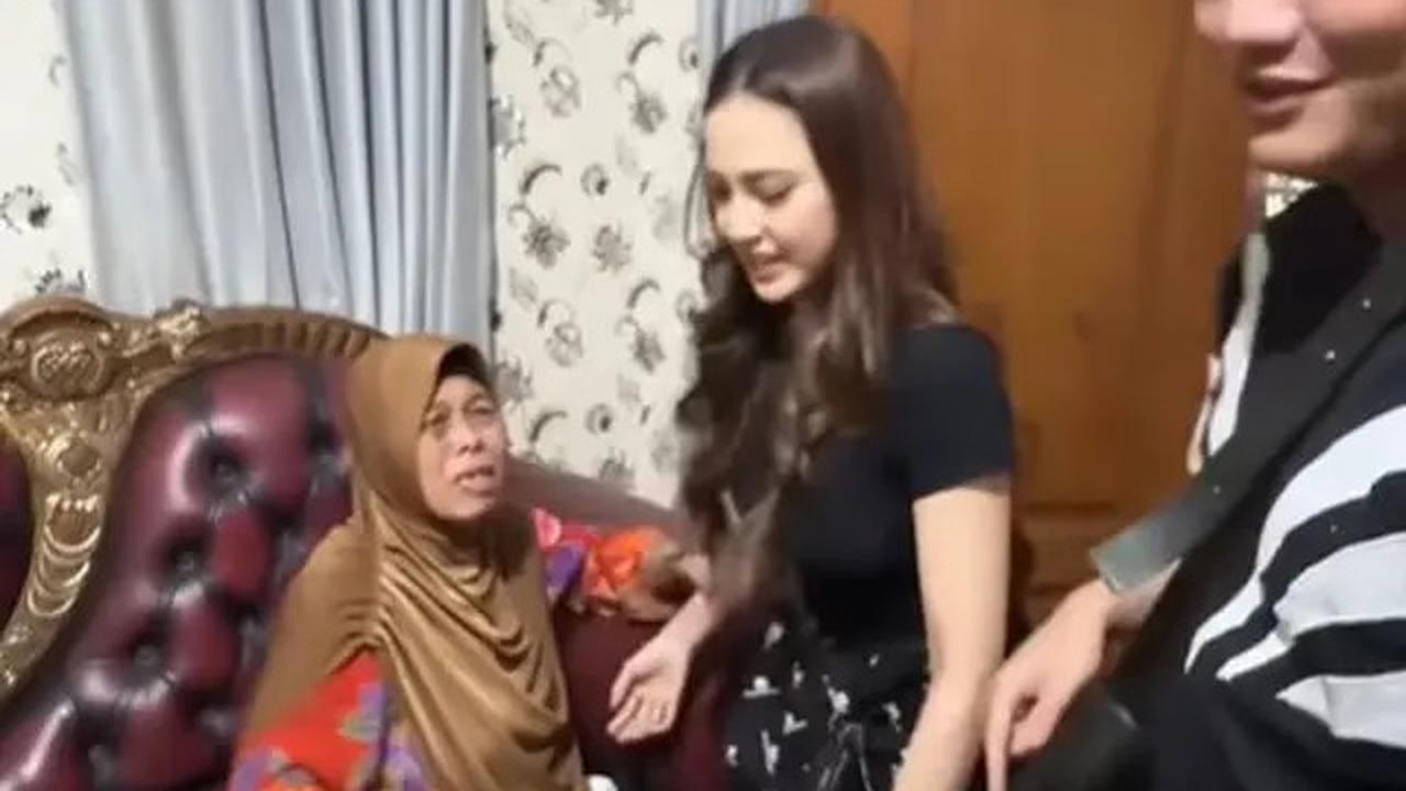 6 Potret Mahalini Bertemu Nenek Rizky Febian ketika Mudik ke Cimahi, Kasih Lihat Foto Selina