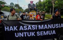 FOTO: Hari HAM Sedunia, Massa Berbagai Elemen Long March ke Kantor Komnas HAM
