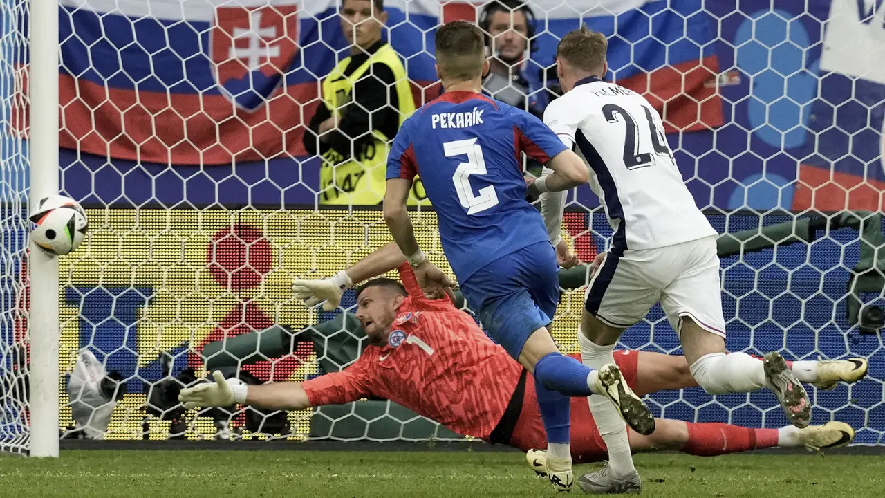 Foto: Momen Tandukan Harry Kane yang Bawa Inggris Comeback atas Slovakia di Babak 16 Besar Euro 2024