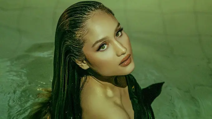 [Bintang] Sensual Elegan, Photoshoot Cinta Laura dengan Little Black Dress yang Memesona