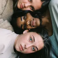 Perlu kita ketahui agar dapat menunjang penampilan menjadi lebih menarik, kita harus paham cara memadukan warna pakaian sesuai dengan skintone/copyright unsplash.com/Mandy Zhang