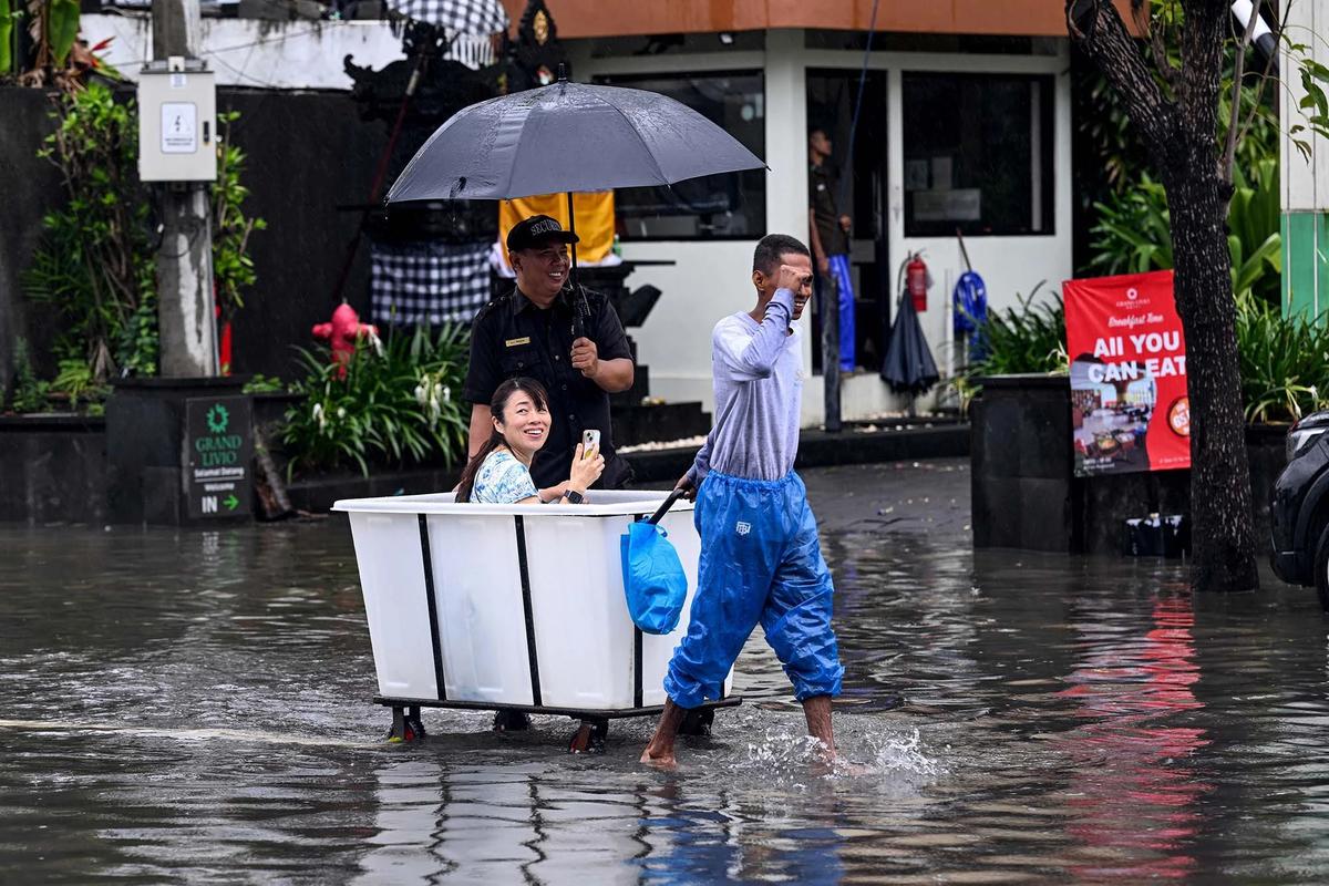 FOTO: Hujan Deras Picu Banjir di Kawasan Wisata Bali Selatan