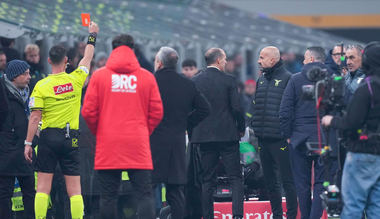 Pelatih AC Milan, Massimiliano Allegri, mendapat kartu merah saat melawan Lazio pada pekan ke-13 Serie A 2025/2026 di Stadion San Siro, Minggu, (30/11/2025). (AP Photo/Antonio Calanni)