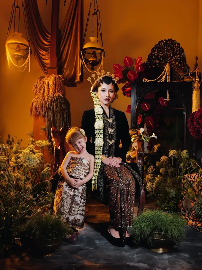 Pose Gemas Kamari di Foto Prewedding Jennifer Coppen, Paras Bule-nya Makin Manis Dibalut Kain Batik Jawa