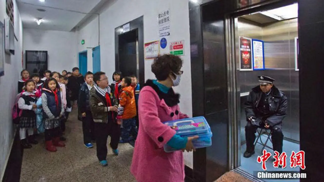 Di Negara Ini Naik Lift Harus Bayar