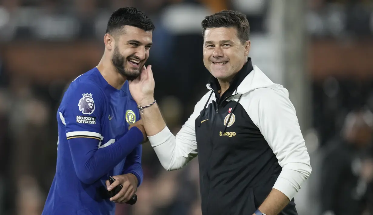 Pelatih Chelsea, Mauricio Pochettino (kanan), memberikan selamat kepada Armando Broja setelah berhasil mencetak gol kedua Chelsea ke gawang Fulham dalam pertandingan pekan ketujuh Liga Inggris 2023/2024 yang digelar di Craven Cottage, Selasa (3/10/2023) dini hari WIB. (AP Photo/Kin Cheung)