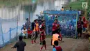Warga bermain dalam kompetisi sepak bola di pinggir Kali Banjir Kanal Barat, Jakarta, Sabtu (5/11). Minimnya sarana bermain sepak bola mengakibatkan warga terpaksa memanfaatkan lahan di pinggir kali tersebut untuk bermain. (Liputan6.com/Johan Tallo)