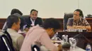 Ketua DPD RI Irman Gusman (kanan) didampingi Ketua Komite I DPD Fahrul Rozi (kedua kanan) menerima audiensi Masyarakat Sipil Anti Korupsi yang diwakili oleh aktivis ICW diruang pimpinan DPD, Jakarta, Kamis (12/2/2015). (Liputan6.com/Andrian M Tunay)