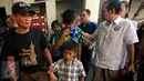 Ayah Mary Jane, Caesar Veloso (kiri) memegang putra Mary Jane, Mark Darren saat berkunjung ke LP Kelas IIA Wirogunan Yogyakarta, Selasa (12/1/2016). Kunjungan keluarga untuk memperingati HUT ke-31 Mary Jane pada 10 Januari lalu. (Foto:Boy Harjanto)