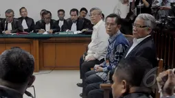 Mantan Ketua MK Akil Mochtar, mantan Hakim MK Harjono, dan Panitera MK Kasianur Hutauruk menjadi saksi dalam sidang lanjutan Raja Bonaran Situmeang di Pengadilan Tindak Pidana Korupsi, Jakarta, Senin (13/4/2015). (Liputan6.com/ Andrian M Tunay)
